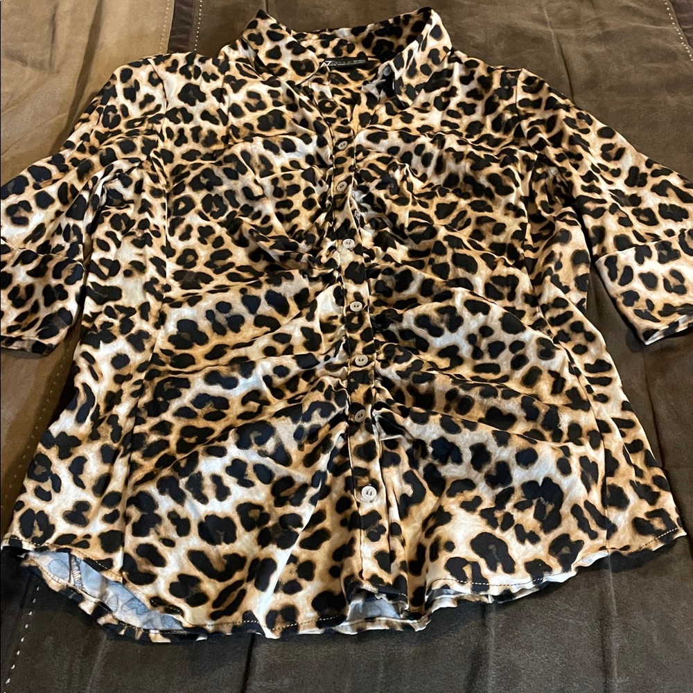 Leopard Print Button-Up Blouse - Picture 2 of 2